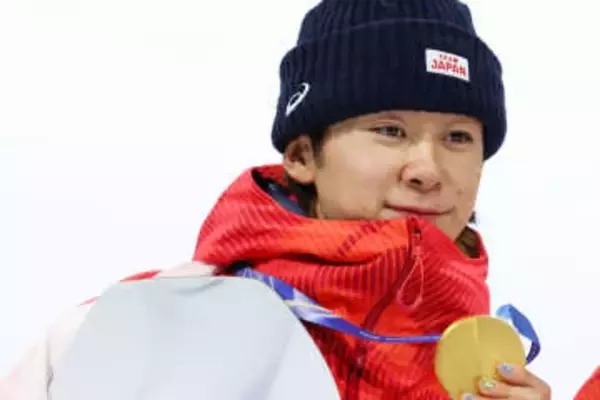 「大切な瞬間は大切な人達と」スノボHP戸塚優斗が念願の金メダルを女性にかけると共に祝福のハグ受ける　感動を呼ぶ瞬間