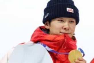 「大切な瞬間は大切な人達と」スノボHP戸塚優斗が念願の金メダルを女性にかけると共に祝福のハグ受ける　感動を呼ぶ瞬間