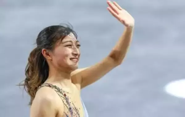 坂本花織へ日本選手そろって“現役お疲れパーティー”　豪華ダンスやシナモンロールにかぶりつく豪快写真も　集合写真はやっぱり坂本が撮影？