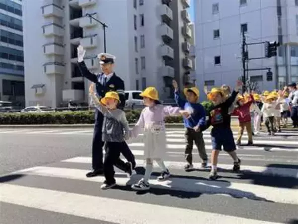 新入学の小学1年生・警視庁の署長と横断歩道の安全な渡り方学ぶ　東京・品川区