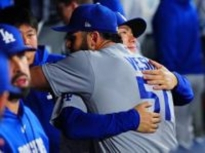 山本由伸がピンチを救ってくれたベシアとハグ　ノーアウト1・3塁から継投し気迫の投球にベシアもマウンドで雄たけび