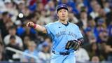 「岡本和真がダイビングキャッチの美技披露でニヤリ　球団公式Xでは「岡本は日本で3回ゴールデングラブ賞を受賞している」とすかさず紹介」の画像1