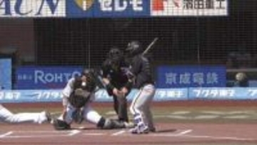 【ロッテ】初回守備でハプニング　佐藤都志也の喉付近にボールが当たりもん絶　防具のわずかな隙間から直に…　一時試合中断も無事にプレー再開