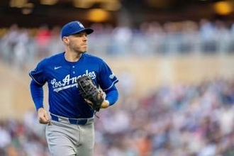 【ドジャース】フリーマンがチームのピンチに即座に対処　ラッシングの隣に座り諭すよう身振り手振りで語りかける　自分の打席を控えるなか思いやりある行動
