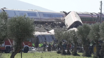 【速報】高速列車の追突事故で車両脱線…少なくとも64人死亡か　スペイン