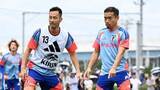 「長友佑都「ここに来ると10歳くらい若返る」　サッカー日本代表が始動　吉田麻也との再会に「お互いしぶといな」」の画像1