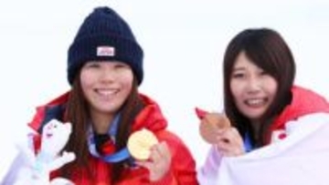 深田茉莉と村瀬心椛が2人で表彰台「心椛ちゃんが引き上げてくれた」互いに熱い思い語る　スノーボード女子スロープスタイルで日本勢が金&銅の快挙