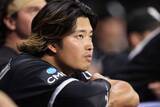 「村上宗隆がレッドソックス本拠地“グリーンモンスター”内部を見学　壁の裏側にサイン記す映像を球団が公開」の画像1