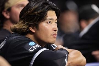 村上宗隆がレッドソックス本拠地“グリーンモンスター”内部を見学　壁の裏側にサイン記す映像を球団が公開