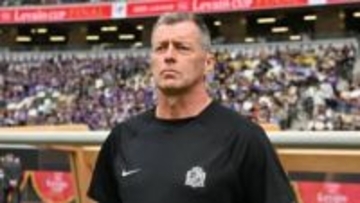 【J1】神戸が前広島・スキッべ氏の新監督就任を正式発表　三木谷浩史代表取締役会長と握手交わす