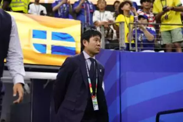 【サッカー日本代表】スウェーデン戦直前の練習でみえたベテラン2人の信頼感　ピッチサイドで森保監督が選手ら見守る中、南野と吉田と話し込む姿
