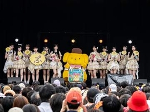 Juice=Juice、ポムポムプリンと一緒に足上げダンス　ポムフェスで『盛れ！ミ・アモーレ』披露