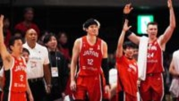 「チーム友達」渡邊雄太がチームメートとの楽しげな集合写真を公開　ホーキンソンと富永キメキメ＆小学生のような渡邉飛勇【バスケ日本代表】