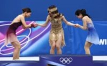 優勝のアメリカ選手へみせた日本選手の素敵な振る舞い　圧巻演技のライバルをたたえる　坂本花織が銀＆中井亜美が銅メダル【フィギュア】