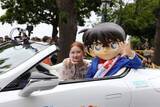 「畑芽育＆コナン君「横浜の皆さんこんにちは！」　特別なオープンカーでパレードに登場」の画像1