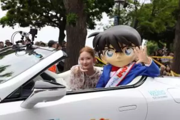 畑芽育＆コナン君「横浜の皆さんこんにちは！」　特別なオープンカーでパレードに登場