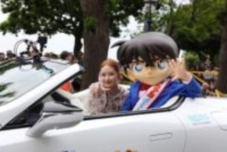畑芽育＆コナン君「横浜の皆さんこんにちは！」　特別なオープンカーでパレードに登場