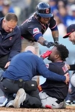 【MLB】災難…昨日大谷翔平の155キロ直撃マルティネス　今度は山本由伸から同じ左膝に死球もん絶　塁上でフリーマンも同情!?