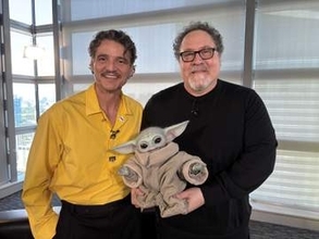 『スター・ウォーズ』最新作、話題のグローグーが“投げキッス”披露
