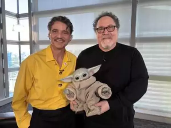 『スター・ウォーズ』最新作、話題のグローグーが“投げキッス”披露