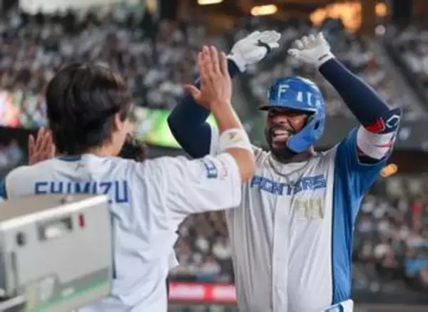 【日本ハム】レイエスが誕生日の男の子へ“神対応”のプレゼント　「ホームランうってください」にバット手渡し
