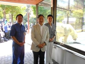 【写真公開】天皇皇后両陛下　愛媛の動物園訪問　ホッキョクグマ「ピース」を笑顔でご覧に