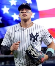 【WBC】米代表アーロン・ジャッジが今大会ユニホームを着用　紺、赤、白の星条旗カラーをまとい自信に満ちた表情見せる　３月の開催まで動き着々