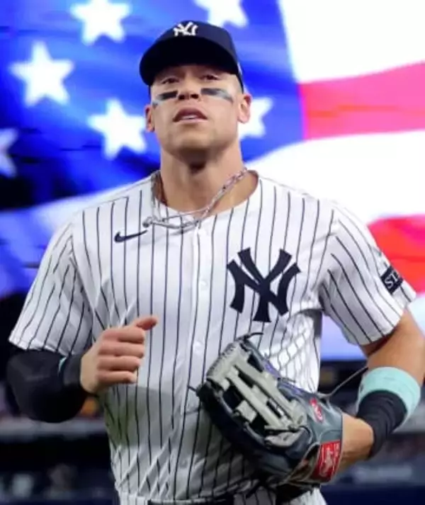 【WBC】米代表アーロン・ジャッジが今大会ユニホームを着用　紺、赤、白の星条旗カラーをまとい自信に満ちた表情見せる　３月の開催まで動き着々