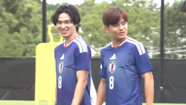【日本代表】久保建英が姿現す　ピッチで軽いジョギング　南野拓実との『W背番号8』で写真撮影　初戦オランダ戦で左ひざ負傷