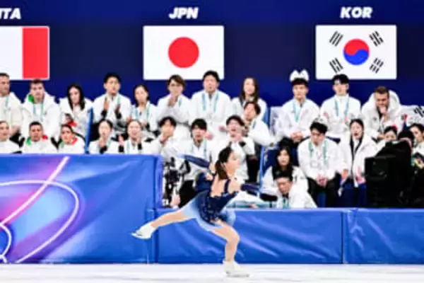 ライバルにも思わず拍手　フィギュア団体だからこその心温まる一コマ　リンク目の前が選手の応援席で完璧な演技には素直な反応