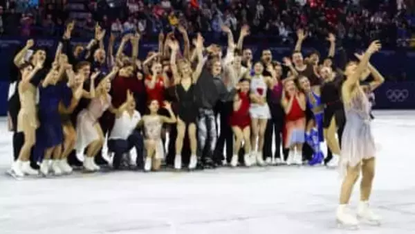 坂本花織の自撮り撮影にフィギュアのスターが全員集合　エキシビションは大盛り上がりのフィナーレ