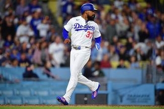 【ドジャース】キケに続いてテオスカー・ヘルナンデスも負傷か!?　1塁へ駆け抜け太もも裏おさえ途中交代　急遽レフトにキム・ヘソン起用