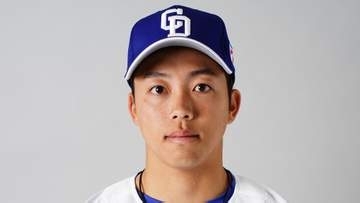 【中日】1軍復帰の岡林勇希にヒヤリ　初回に自打球が右膝を襲う…一時ベンチに下がるもプレーを続行