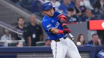岡本和真のスタメン外は「休養のため」とシュナイダー監督　チームは13連戦まっただ中　それでも代打で送られ球場は今日イチの盛り上がり