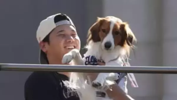 大谷翔平の愛犬デコピンがナ・リーグの「最優秀犬」に　盾をもらって“ドヤ顔”と満足げな様子