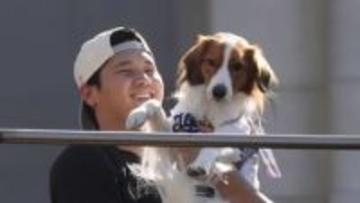 大谷翔平の愛犬デコピンがナ・リーグの「最優秀犬」に　盾をもらって“ドヤ顔”と満足げな様子