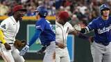 「みんな大谷翔平大好き　3度の出塁でアウトでもセーフでもみんな大谷にちょっかい出す」の画像1