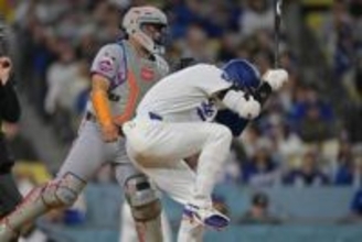 大谷翔平　捕手のけん制球でとっさにかがむ　捕手が飛び出す珍行動には驚きの表情