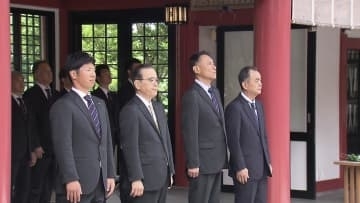 【ヤクルト】池山監督や古賀選手会長らが波上宮を参拝　絵馬にはそろって「健康第一」　 昨季故障者多く「ここでつまずいてしまうと…」「万全な状態で他球団と互角に戦いたい」
