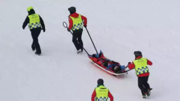 女子ハーフパイプ予選で一時騒然　激しく転倒し担架で搬送　中国の18年平昌銀メダリストにアクシデント
