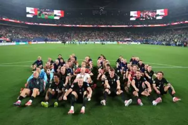 ハーランドらも試合後に隊列つくり“船こぎ”披露　「ウー!!」のかけ声響く大迫力バイキングパフォーマンス　サポーターと一体で28年ぶり決勝T進出祝う