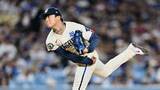 「山本由伸が快投でロバーツ監督と熱いハグ　“22者連続アウト”を奪うなど8回1失点快投」の画像1
