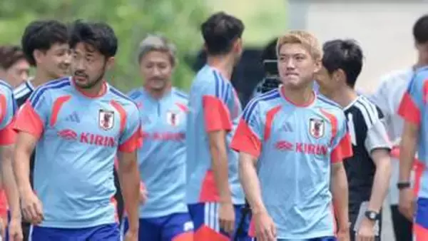 菅原由勢「後悔させないので...」誕生日ラッシュで仲間のお祝いに満足げ　28歳となった堂安律について「ついていくだけですね、僕は」と熱い思い