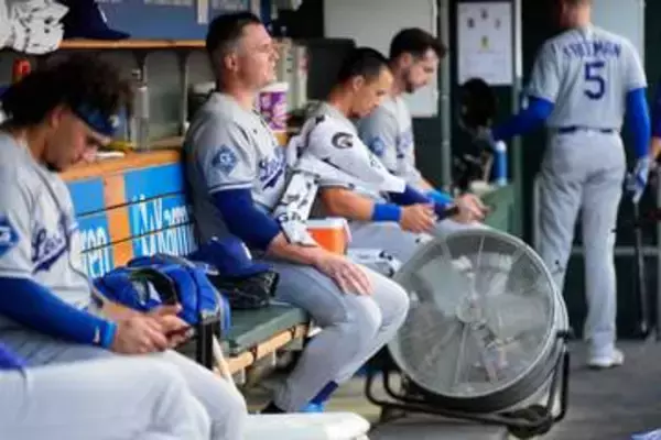【MLB】スクーバル　古巣タイガースの粋な計らいに思わず涙　試合前、背後で流れる映像に気づき、何度も振り返り見つめる姿…　約1か月前まで在籍し6年半プレー、サイ・ヤング賞2年連続