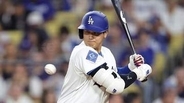 【ドジャース】大谷翔平は投球を行う右肘付近に死球も…ロバーツ監督は「おそらく大丈夫」　5日後には先発登板も予定