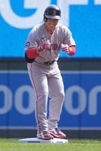 吉田正尚の打球で相手がエラー連発　打点がつき笑顔を見せる　第1打席では2ベースを放ち5試合連続安打を記録