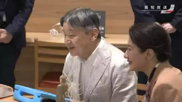 天皇皇后両陛下「バリアフリー図書を」視察　視覚障害ある生徒と交流　触って“読む”本に「とてもよく分かりますね」　高知市の図書館で