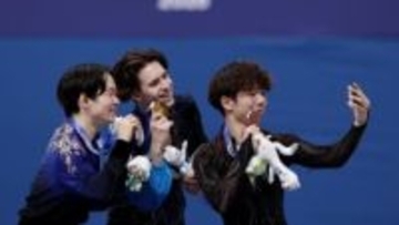 佐藤駿がみせた“スポーツマンシップ” 圧巻演技のライバルを笑顔でたたえる　SP9位から巻き返して銅メダル　2位鍵山優真とW表彰台