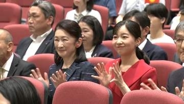紀子さまと佳子さま　聴覚障害あるキルギスの若者と交流