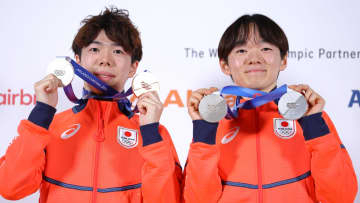 メダルのご褒美は脂の乗った“お寿司”鍵山優真は口にした途端言葉を失い頭抱える　佐藤駿と仲良く「中トロ2貫」